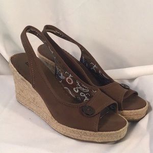 Bongo size 8M brown open toe wedge